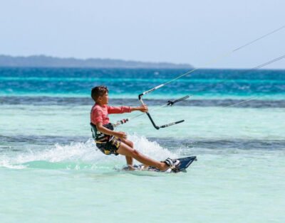 Curso Kitesurf Cartagena: Aprende & Vuela con Expertos en LanchasyViajes.com